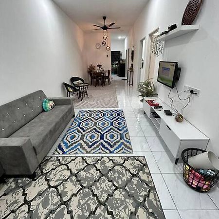 Zh Homestay Teluk Batik Lumut Exterior photo