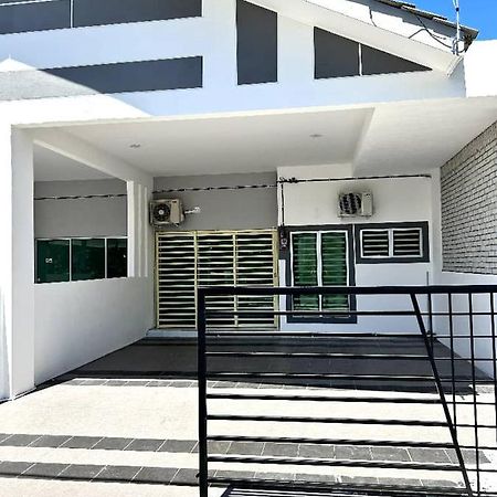 Zh Homestay Teluk Batik Lumut Exterior photo