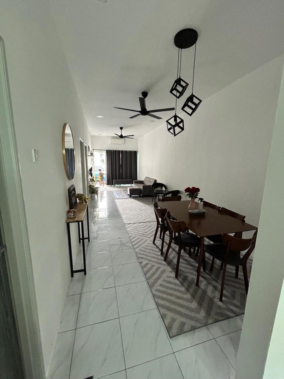 Zh Homestay Teluk Batik Lumut Exterior photo